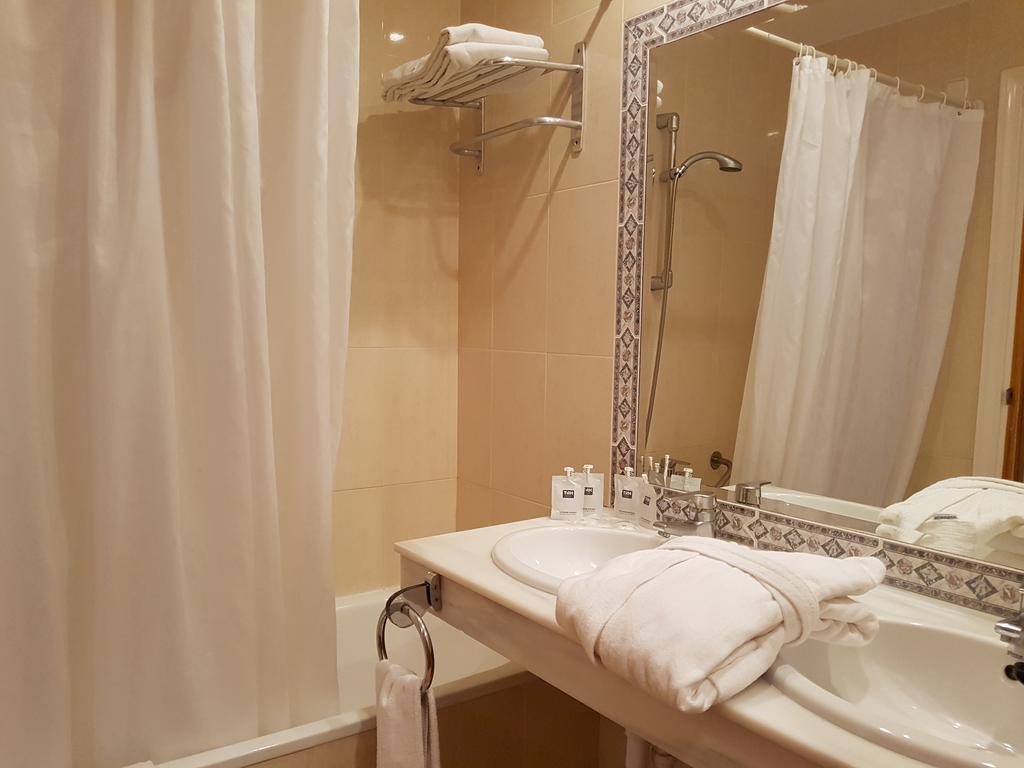 Double or Twin Room Extra Bed,704541376:JPEG